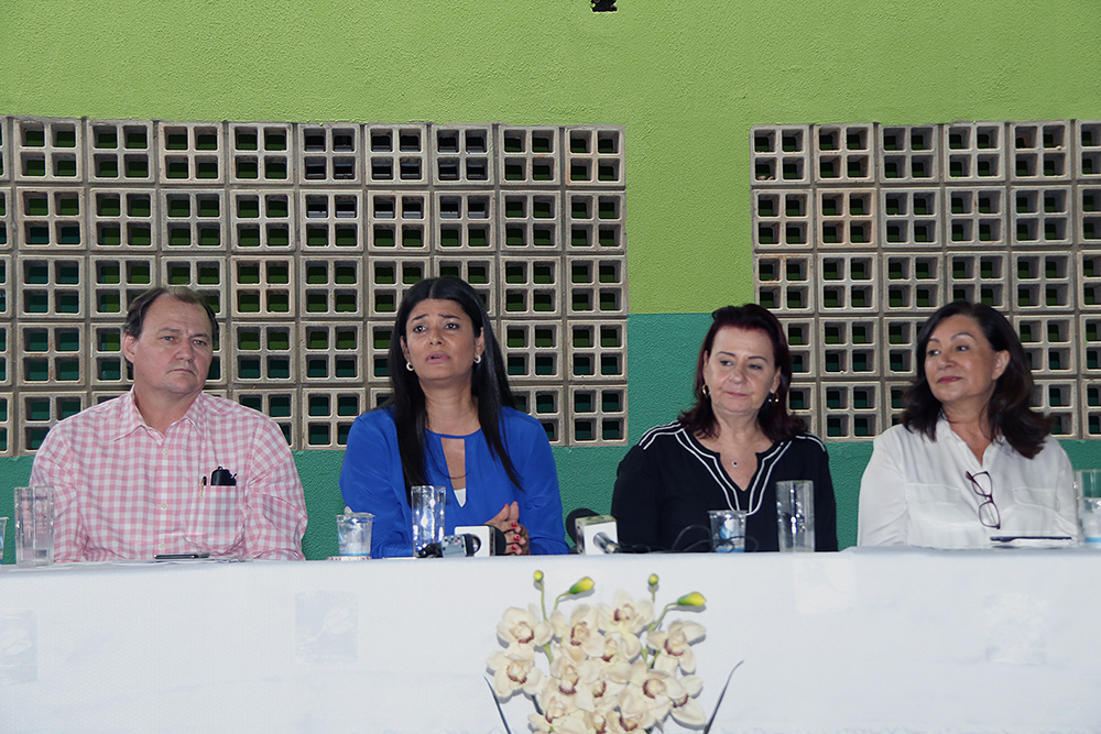 Rose fala aos jornalistas, ao lado de Marcelo Miglioli, Maria Cecília e Délia Razuk durante visita técnica à nova escola.
