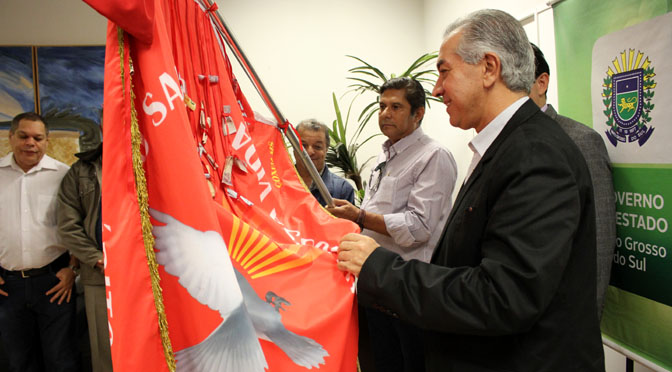 Reinaldo Azambuja Recebe Bandeira Do Divino Esp Rito Santo Festa