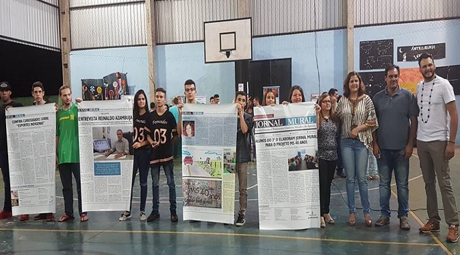 Banner de aprendizagem de história com professor e crianças na sala de aula  da escola