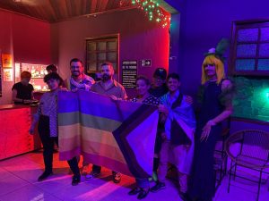 Bandeira LGBTQIA+ percorreu bares do Centro de Campo Grande. (Foto: Divulgação/Setescc)