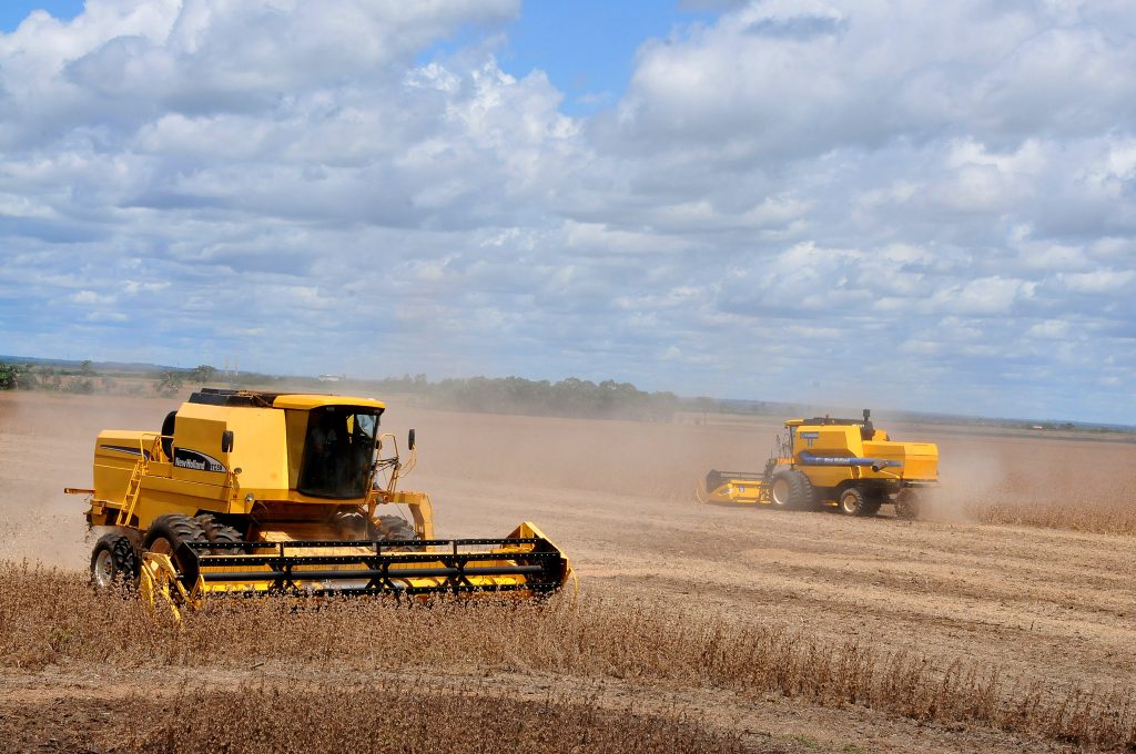 >Máquinas a todo vapor fazendo a colheira da soja (Foto: Álvaro Rezende/Secom/Arquivo)