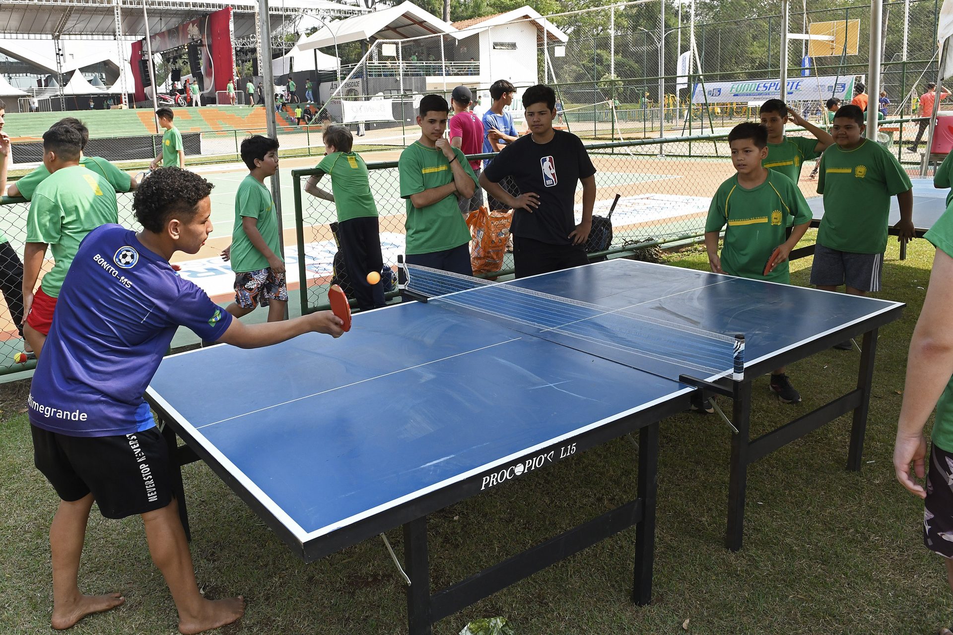 Crianças do ensino fundamental em uma sala de aula jogando futebol de mesa.  diversão durante o recreio na escola.