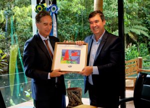Governador Eduardo Riedel recebe a visita do embaixador da Franca Ives Tessier Foto saul Schramm