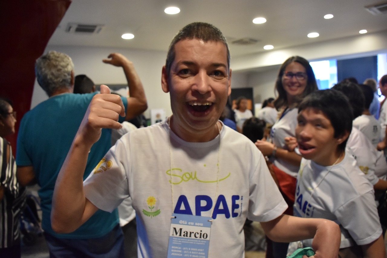 Carreta da Alegria' contagia alunos da Apae - Dourados News