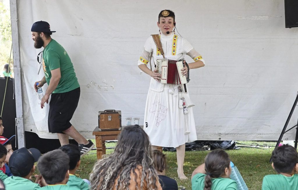 Espetáculo Mundo Pequeno no Festival de Bonito conta histórias de pessoas de pequenos povoados