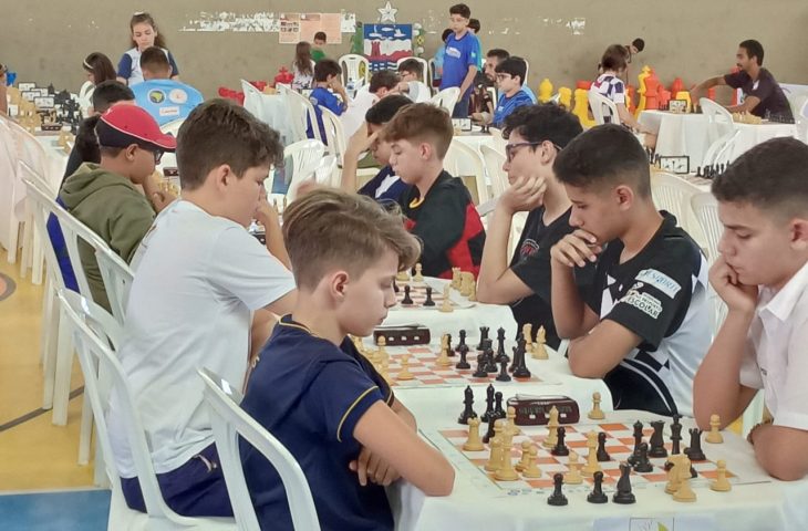 Santista de 8 anos se destaca em campeonatos de xadrez escolar no País -  Diário do Litoral