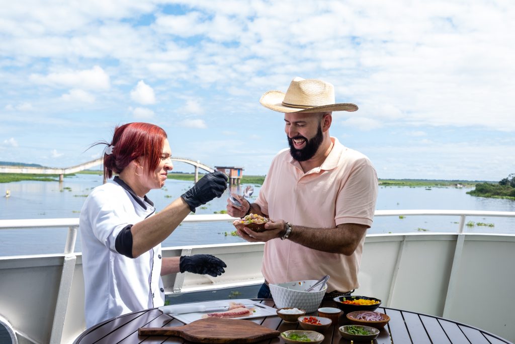 >Chef Paulo Machado durante degustação em barco-hotel,no Pantanal de Corumbá (foto: Elis Regina)