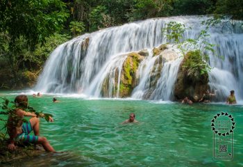 Imagem de paisagem com cachoeira cinematografica em cidade bonito.