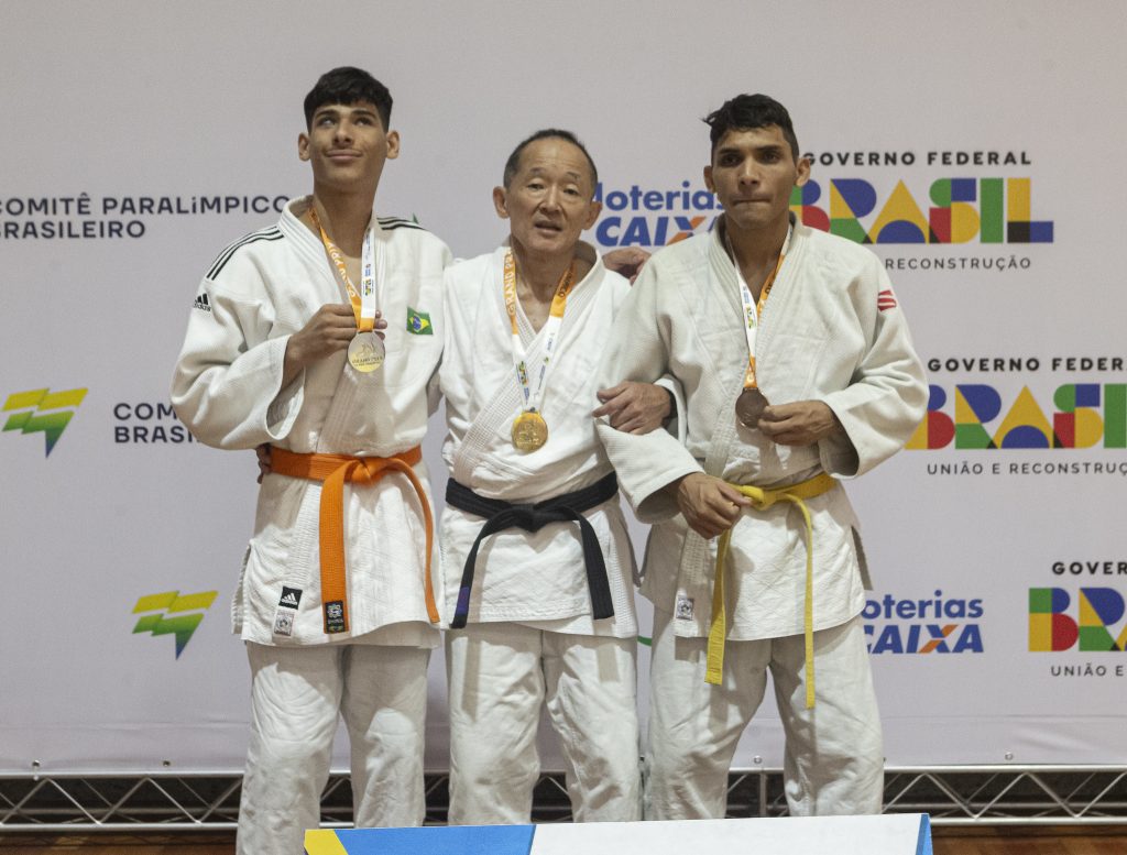 Jorge Nakashita centro e Gabriel Rodrigues esquerda dividiram podio no 60kg masculino MS brilha no Grand Prix e Copa Loterias Caixa de judô paralímpico, conquistando 13 medalhas