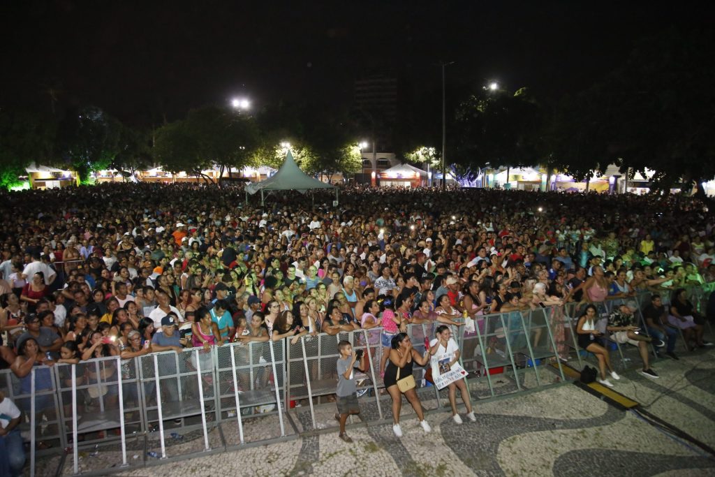 Amado Batista lota Praça de tudo quanto é público no primeiro dia de Festival América do Sul