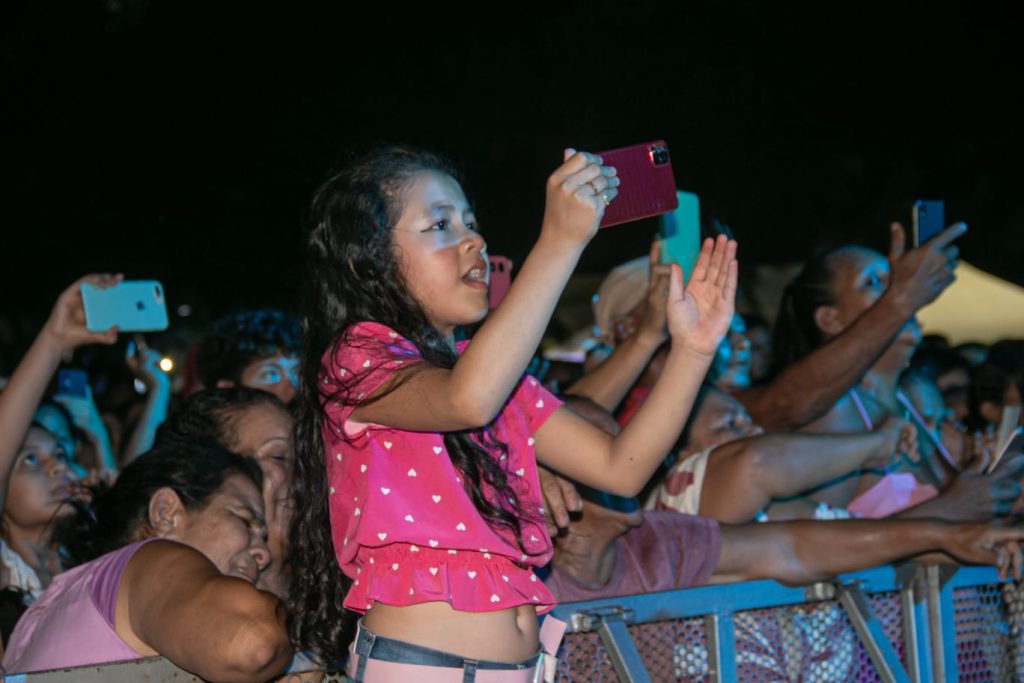 Amado Batista lota Praça de tudo quanto é público no primeiro dia de Festival América do Sul