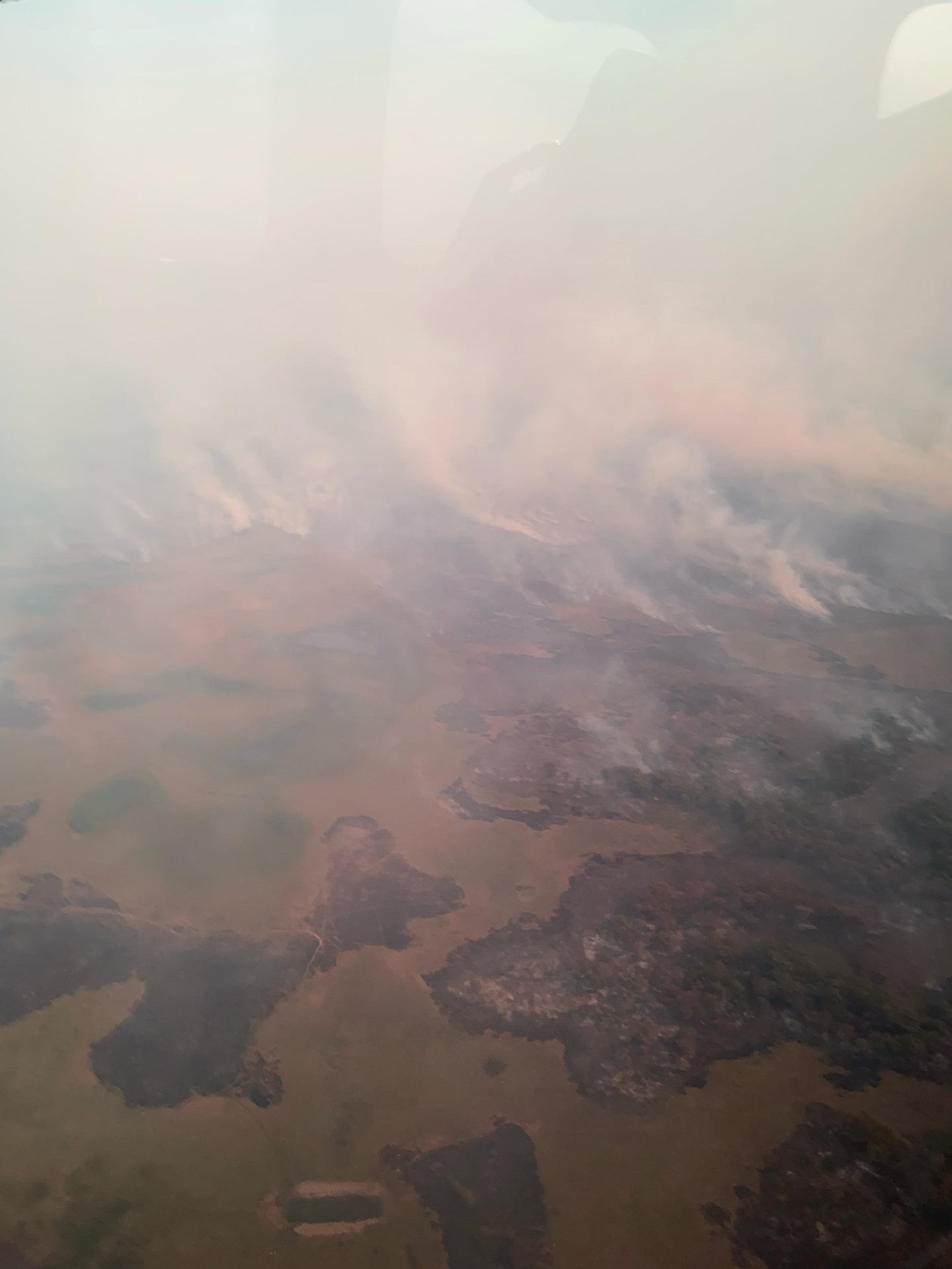 Com apoio aéreo e ação por terra, bombeiros de MS atuam em três grandes incêndios no Pantanal