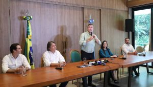 >Governador durante coletiva no Receptivo