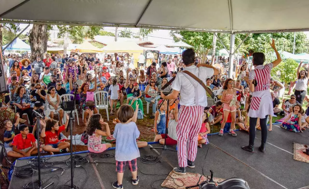 Agendão: Carnaval tem folia para todos os gostos, desfile das escolas de samba, Feira Bolívia e Maiara e Maraísa