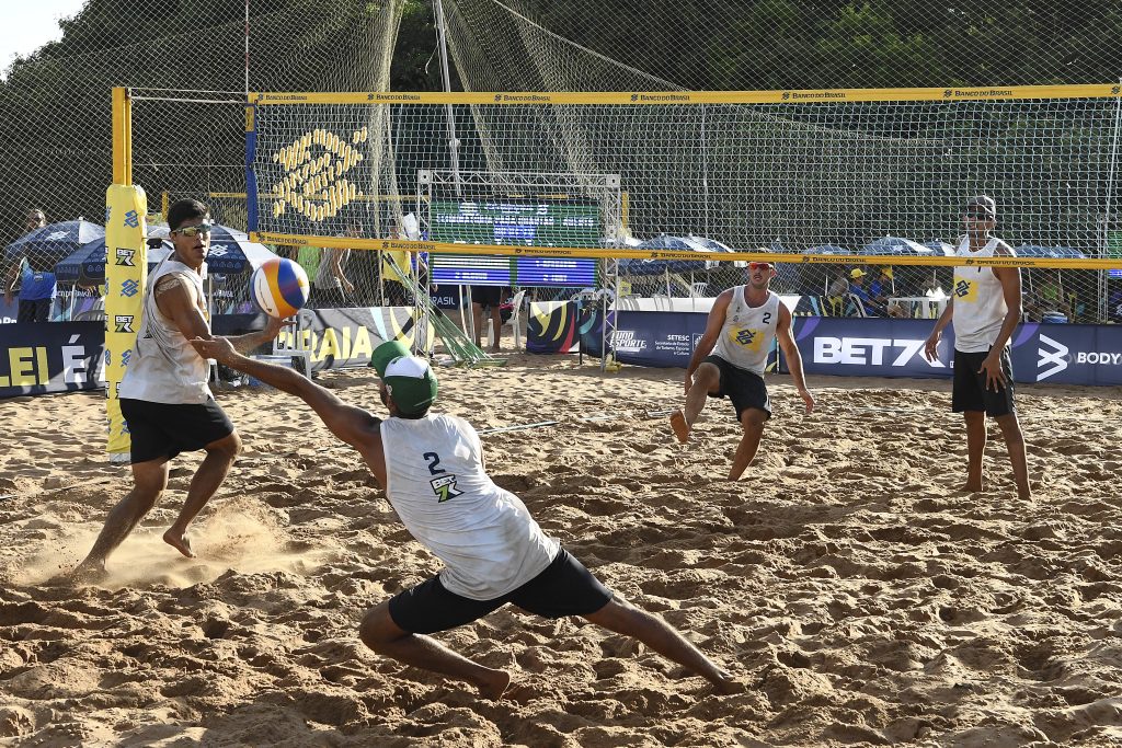 Jogadores de vôlei de praia estão se enfrentando em partida no Parque das Nações Indígenas 