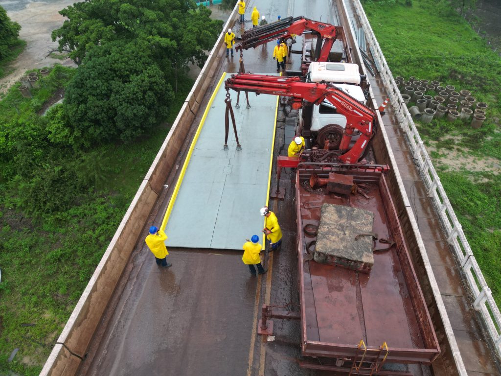 Eficiência: mesmo sob reparos, ponte sobre o rio Paraguai segue aberta para veículos