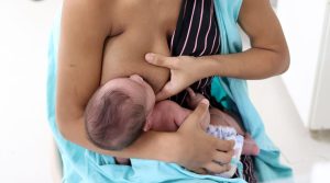 >Mãe amamenta bebê no HRMS (Foto: Álvaro Rezende)