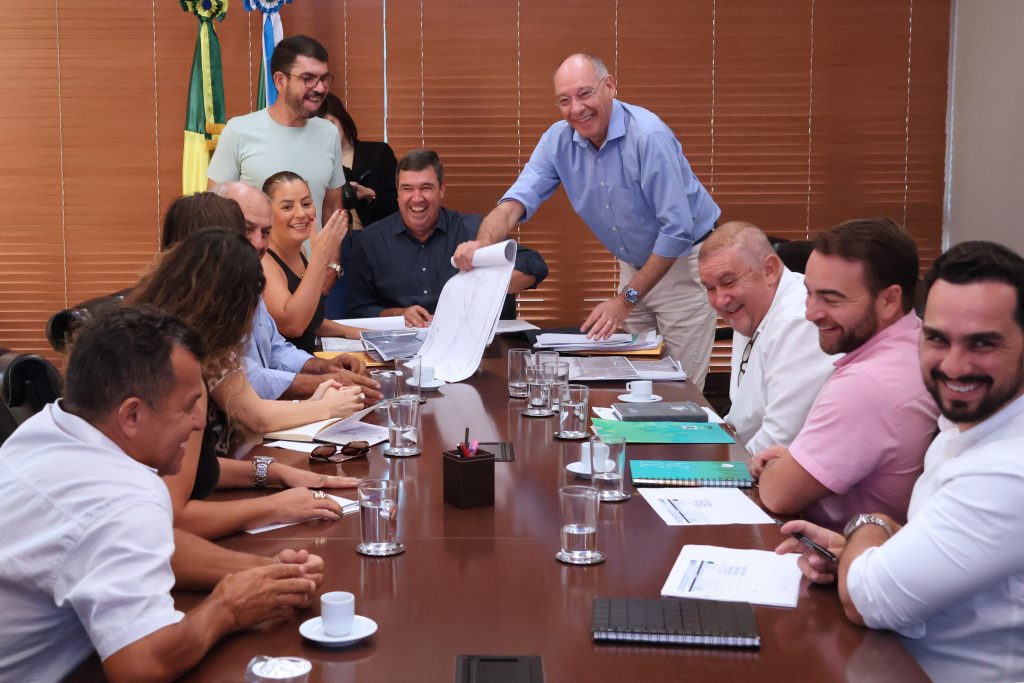 Governador e secretário Hélio Peluffo mostram projetos de infraestrutura de Corguinho