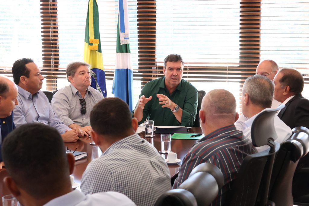 Governador de camisa verde conversa com prefeito e vereadores de Coxim sobre que projetos serão feitos na cidade