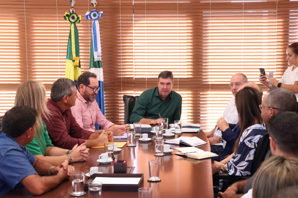 Governador de camisa verde conversa com prefeito e vereadores de São Gabriel