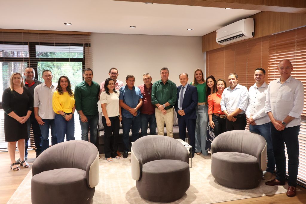 Governador de camisa verde ao centro em foto pousada com as lideranças de São Gabriel