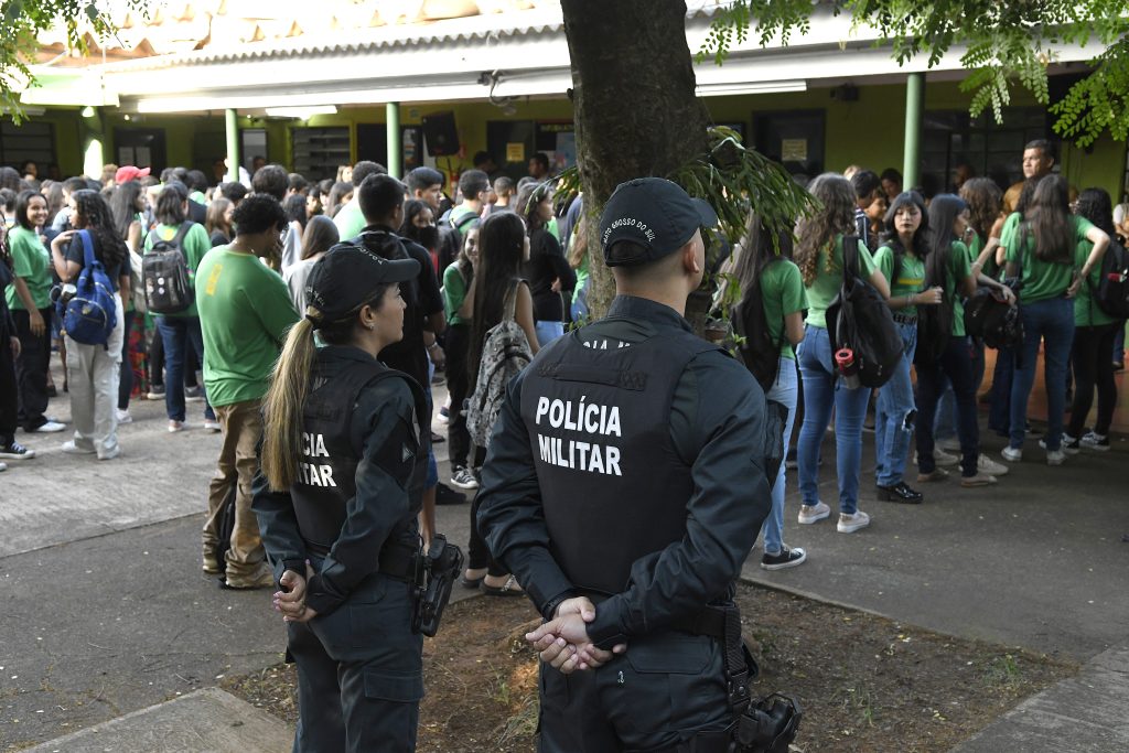 Policiais militares fazem segurança no pátio de escola estadual