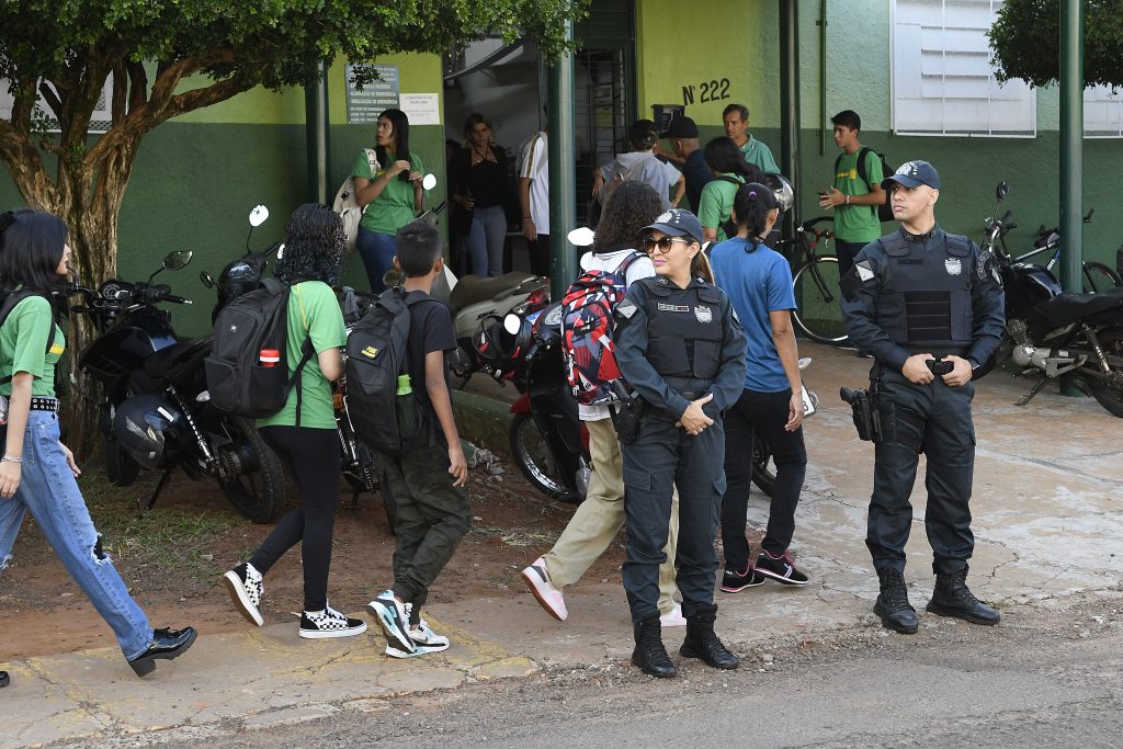 Chegada de alunos em escola estadual, policiais estaduais fazem a segurança