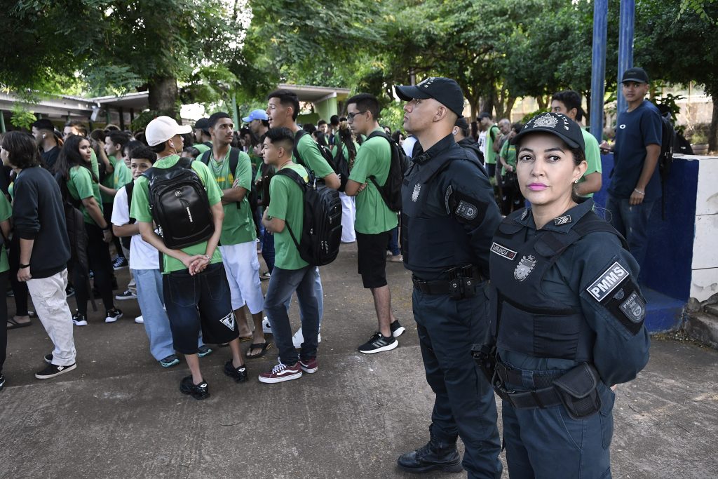 Policiais militares e estudantes estaduais uniformizados