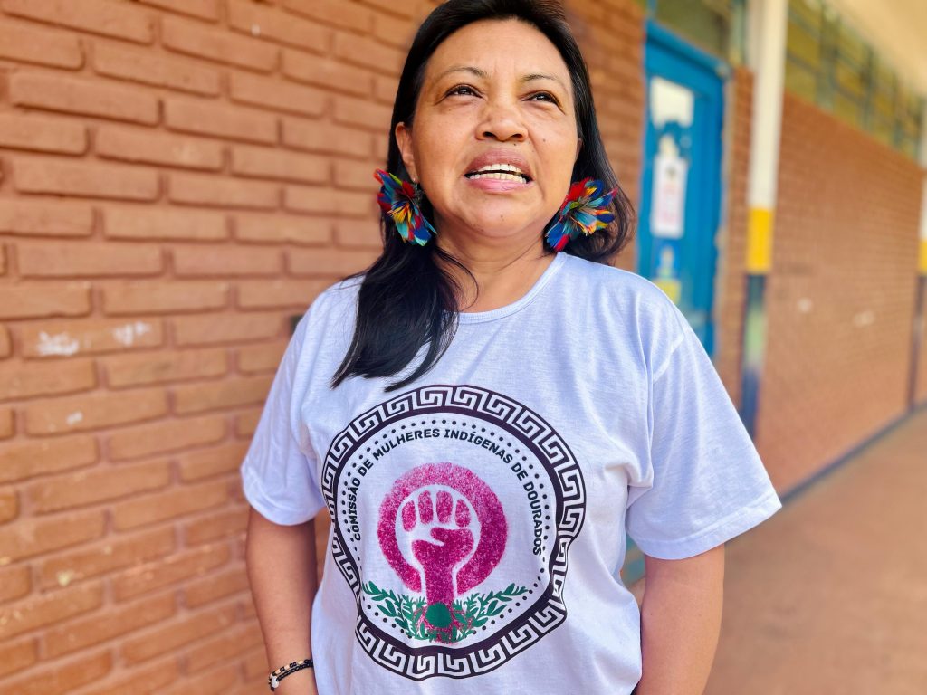 Mulher indígena da etnia terena com camiseta que mostra a luta das mulheres pelos seus direitos. 