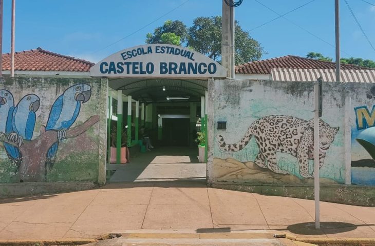 Escola Castelo Branco reformada, com muros já pintados e com desenhos de onça e araras na fachada, em alusão a fauna de MS.