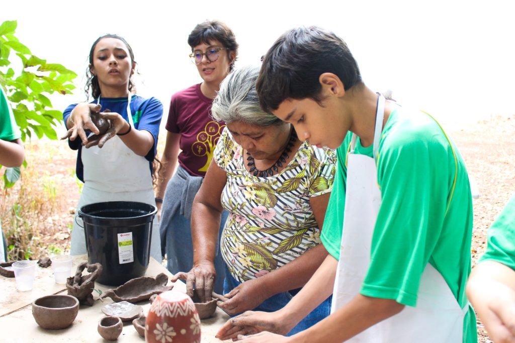 Semana do Artesão: oficina de cerâmica terena é oportunidade de conhecer na escola a arte indígena