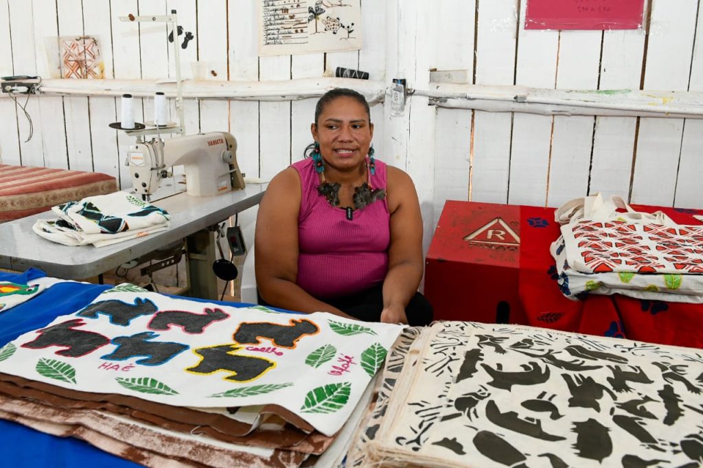 >Entre máquinas de costura, tecidos, bordados e pinturas, a história do povo vem sendo passada adiante. (Foto: Bruno Rezende)
