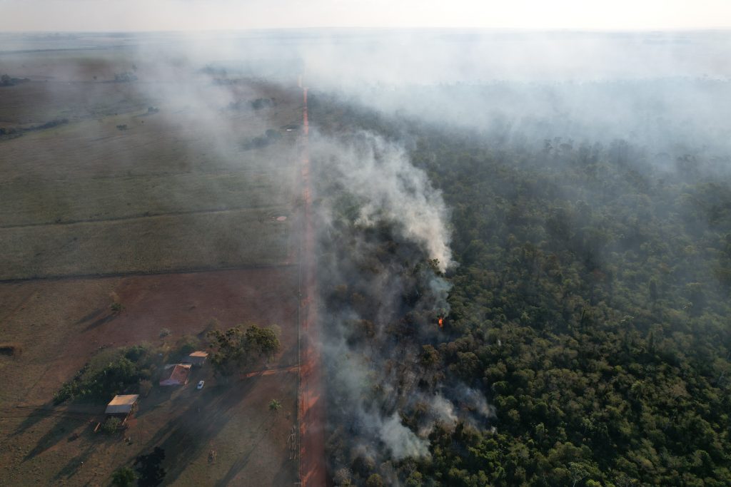 Equipes do Corpo de Bombeiros combatem incêndio florestal na região de Itaquiraí
