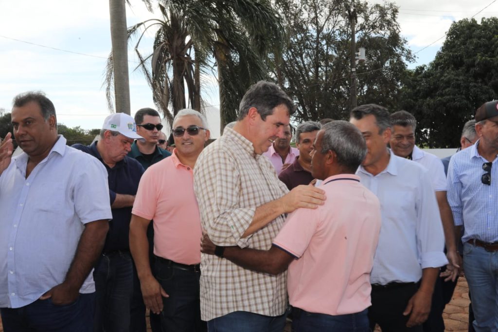 Em exposição agropecuária de Glória de Dourados, governador reforça compromisso com municipalismo