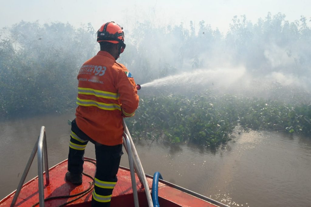 Luta dos Bombeiros contra o fogo no Pantanal é contínua e emociona quem é salvo das chamas