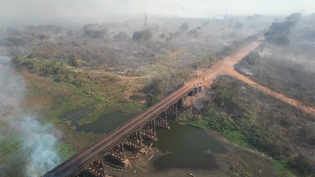 Bombeiros de MS atuam para preservar pontes, vegetação e moradias no Pantanal