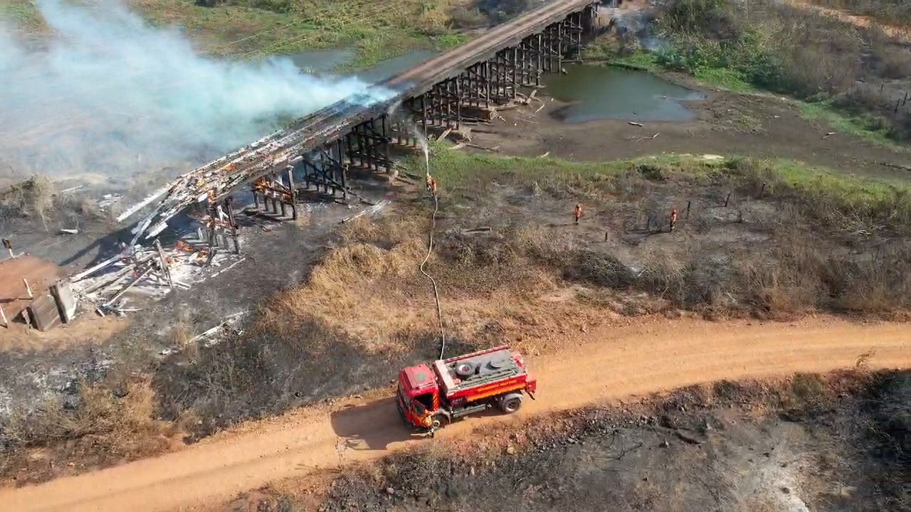 Bombeiros de MS atuam para preservar pontes, vegetação e moradias no Pantanal