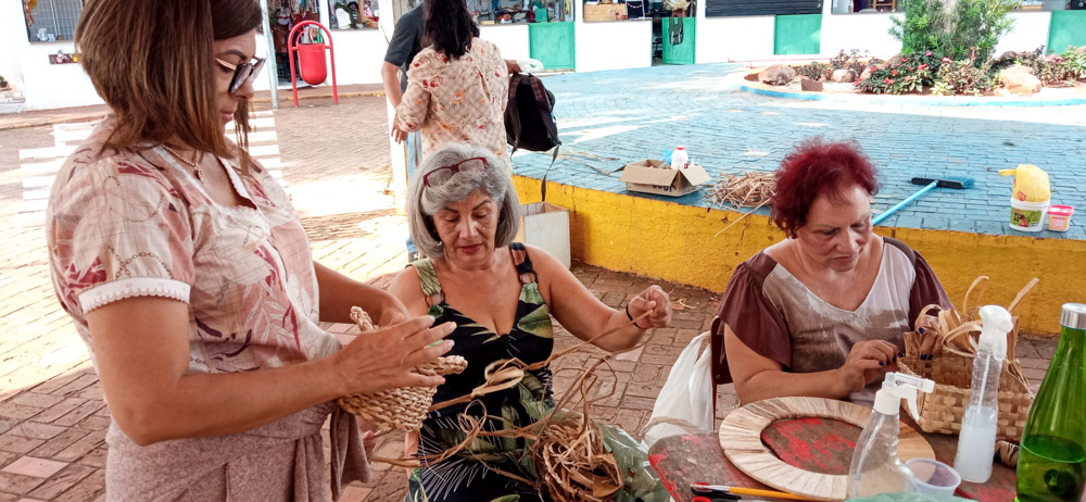 >Oficina de Fibra de Bananeira na Praça dos Imigrantes (Foto: Daniel Reino/Setesc)