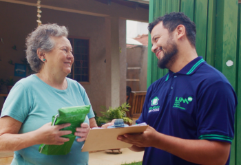 Imagem, agente de saude entregando remedios a senhora em sua propria casa.