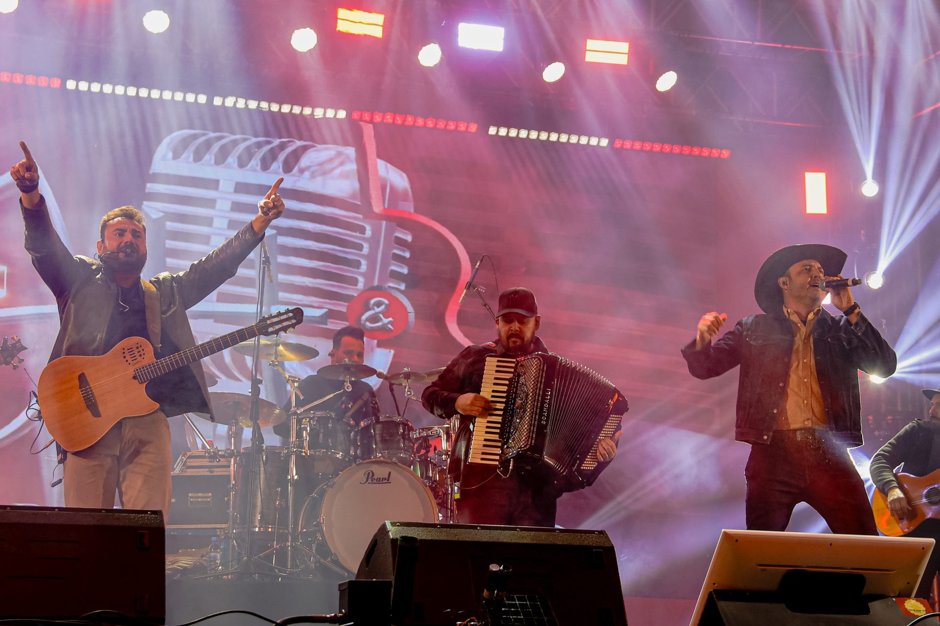 No encerramento, Festival de Inverno de Bonito emocionou gerações com show de Teodoro e Sampaio