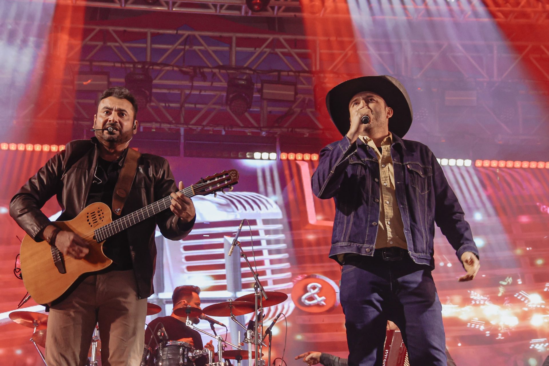 No encerramento, Festival de Inverno de Bonito emocionou gerações com show de Teodoro e Sampaio