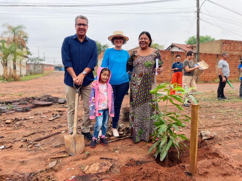 >Na foto, os subsecretários de Políticas Públicas para Assuntos Comunitários, Jairo Luiz e para Pessoa Idosa, Zirleide Barbosa, ao lado da indígena Zenilda e da bisneta Thayla, durante 1ª edição da ECOmunitária. (Foto: Matheus Carvalho/SEC)