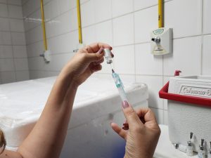 Servidores do Hospital Regional recebem vacina contra a dengue