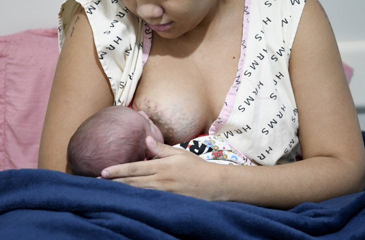 Mãe amamentando