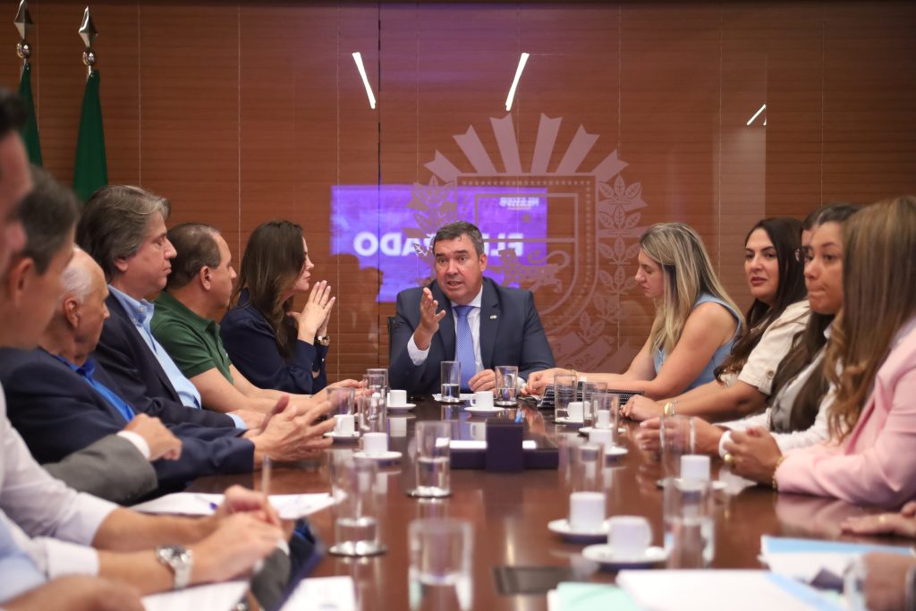 Eldorado apresenta projetos ao Governo para levar asfalto e drenagem a vários bairros da cidade Eldorado apresenta projetos ao Governo para levar asfalto e drenagem a vários bairros da cidade