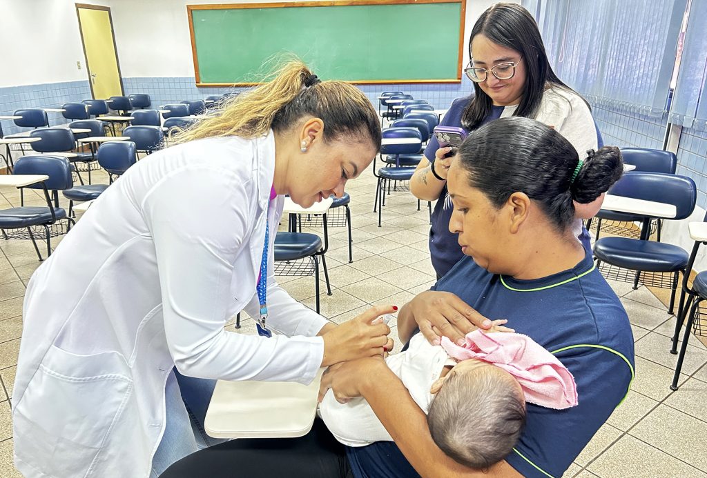 Mães destacam importância da vacina durante campanha de vacinação contra gripe no Detran-MS Mães destacam importância da vacina durante campanha de vacinação contra gripe no Detran-MS