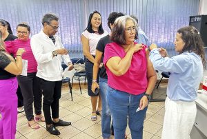 Mães destacam importância da vacina durante campanha de vacinação contra gripe no Detran-MS