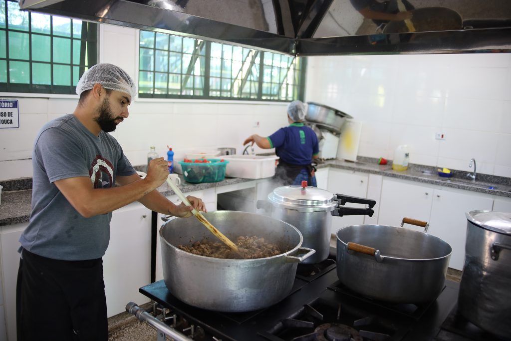 Gás natural encanado nas escolas estaduais de MS gera economia de gastos e segurança nas unidades Gás natural encanado nas escolas estaduais de MS gera economia de gastos e segurança nas unidades