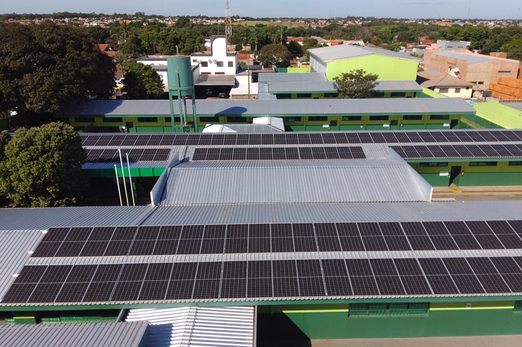 Placas solares e produção de energia limpa levam modernidade e economia de gastos às escolas estaduais de Mato Grosso do Sul