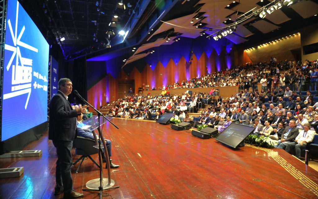 >Governador Eduardo Riedel discursa durante abertura de evento